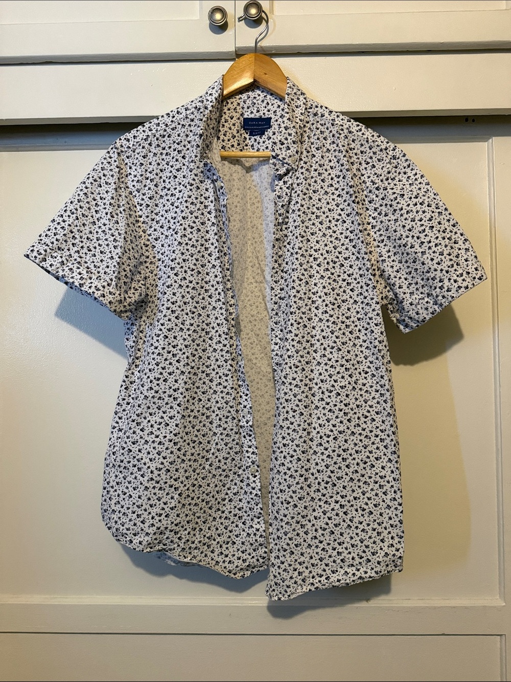 Zara White Short-Sleeve Button-Up Shirt with Navy Micro Floral Print